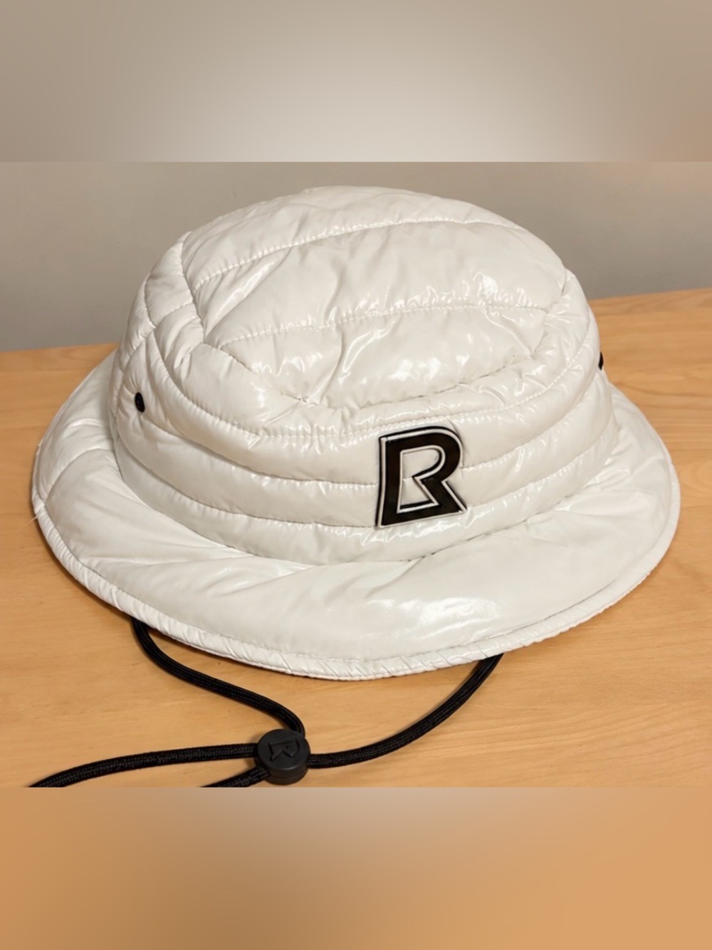 RUDSAK White Puffer Bucket Hat